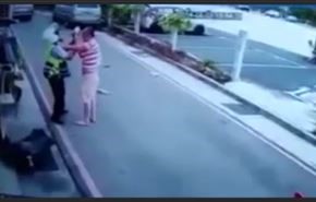 بالفيديو/  لمحاولته تحرير مخالفة .. لاقى هذا المصير!