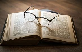 دراسة.. قراءة الكتب في سن الشيخوخة تطيل العمر