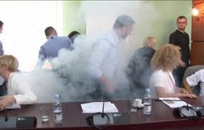 شاهد نائب معارض يطلق الغاز المسيل للدموع داخل البرلمان