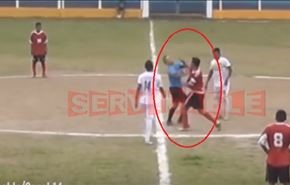 فيديو... لاعب يضرب حكما حتى كاد أن يفقده الوعي!