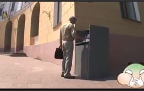 شاهد.. رد فعل أشخاص على ماكينة صراف آلى مفتوحة!