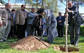 بالفيديو والصور.. كيف يقضي آية الله خامنئي برنامج عمله اليومي؟