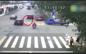 بالفيديو... أم تقتل طفلتها دهسا تحت عجلات سيارتها