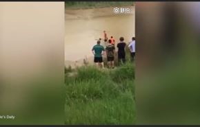 بالفيديو.. جثمان غريق يصدم منقذيه بمفاجأة غير متوقعة!