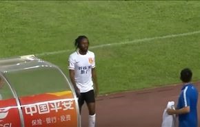 شاهد لاعب كرة يرتكب المحظور داخل الملعب