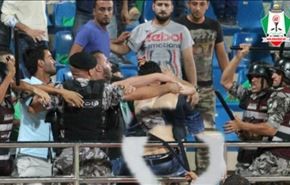شاهد.. الدرك الاردني يقمع مشجعي فريق كرة قدم