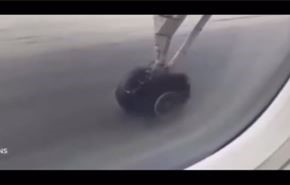 شاهد.. انفجار إطار طائرة ركاب أثناء إقلاعها