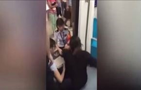 شاهد امرأة حامل تمنع القطار من التحرك.. والسبب مفاجئ!