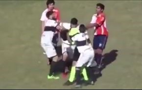 شاهد بالفيديو: لاعب يوجه لكمات مؤلمة لحكم المباراة