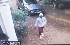 بالفيديو... ماذا فعل لص بهذه السيدة؟