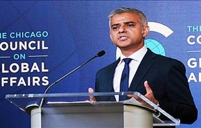 صادق خان ينتقد ترامب من داخل اميركا ويمتدح كلينتون