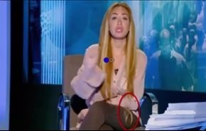 شاهد لحظة سقوط شعر مستعار لإعلامية عربية على الهواء مباشرة!