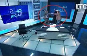 بالفيديو... محامٍ يخلع حذاءه ويضرب به مفتي أستراليا على الهواء!