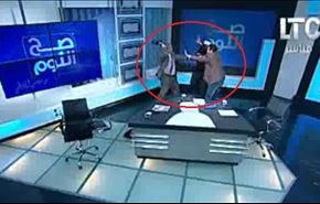 کتک زدن یک روحانی با کفش در برنامۀ زنده! (ویدیو)