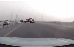 فيديو.. نجاة سائق سيارة من حادث تصادم مروع بشاحنة نقل ثقيل