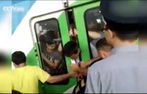 شاهد... باب القطار يُطبق على رأس رجل .. وهذا مصيره!