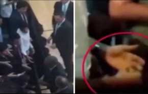 شاهد: ما سبب خلع اوباما خاتمه عند مصافحة الجماهير؟