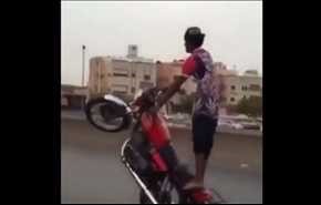 فيديو.. درس قاس لشاب سعودي متهور.. ماذا فعل؟!