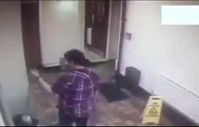 بالفيديو... رصد حركة مريبة داخل مقهى