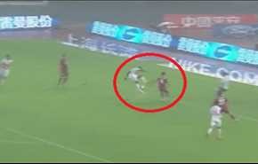 بالفيديو... بسبب الأمطار.. لاعب يدخل التاريخ بهدف ساحر