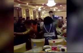 شاهد.. حفل زفاف يتحّول الى عراك بالسكاكين!