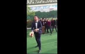 بالفيديو.. عريس ألقى بباقة زهور لأصدقائه.. شاهد ماذا فعلوا؟!