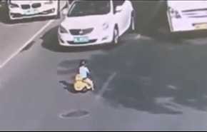فيديو.. براءة طفل كادت أن تنهي حياته