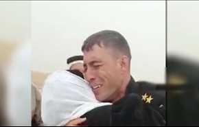 شاهد.. جندي عراقي يتفاجأ بعائلته وسط فارين من الموصل!