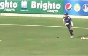 شاهد لاعب اقتُلعت قدمُهُ الإصطناعية خلال المباراة ..وهذا ما حدث!!