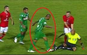 فيديو...لاعب يثور في وجه زملائه ويعتدي على الحكم بشكل عنيف