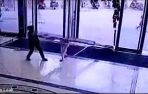 فيديو مرعب.. باب ضخم يسقط على هذه الطفلة وهذا ما حدث لها!