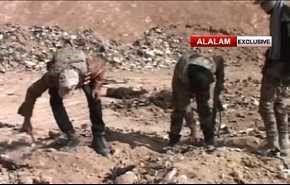 بالفيديو.. أبشع جريمة لداعش في حمام العليل.. هل دفنتهم احياء؟