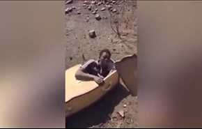 فيديو صادم... رجل ابيض يعاقب متهم بالسرقة بوضعه داخل تابوت