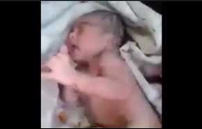 شاهد رضيع بحبله 