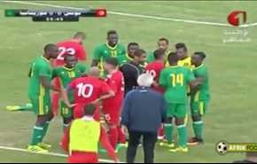 شاهد.. لاعب تونسي يوجه لكمة قوية إلى وجه نظيره الموريتاني
