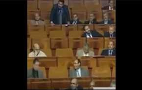 شاهد .. نائب بالبرلمان يتعاطى 