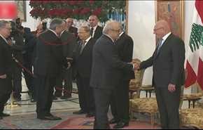 شاهد.. هكذا تجنب سعد الحريري مصافحة السفير السوري بلبنان!