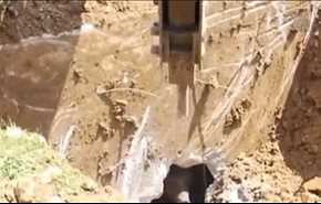 فيديو .. مفاجأة غير متوقعة لعمال وهم يحفرون الأرض