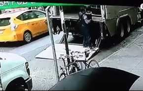 شاهد بالفيديو.. كيف وقع بين يديه كنزٌ من الذهب