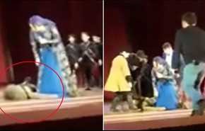 شاهد/ فنان يسقط ميتاً .. والجمهور يصفق ويضحك ظناً أنه يُمثّل!