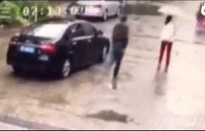 فيديو.. محاولة اختطاف شابة  في الشارع لكن النهاية غير متوقعة!