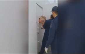 فيديو.. حاول الهرب من فتحة باب السجن.. لكن هذا ما حصل له!