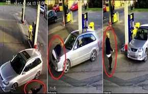شاهد ماذا فعل قائد سيارة بعاملة محطة وقود!