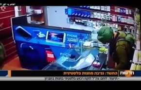 شاهد... جندي صهيوني يسرق أحد المحلات في الخليل