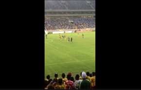 بالفيديو... مشجع يقتحم الملعب ويعرقل لاعب البرازيل
