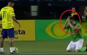 شاهد... لاعب يتوسل إلى 