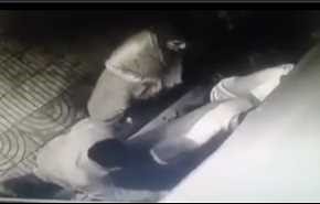 شاهد ماذا فعل شاب مع نشالة اكتشفها أثناء سرقته