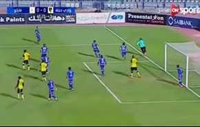 شاهد حارس مرمى يرتكب خطأ كوميدياً دون أن ينتبه لما يفعله!!