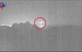 بالفيديو... لقطة نادرة لنيزك يطير فوق بركان ثائر