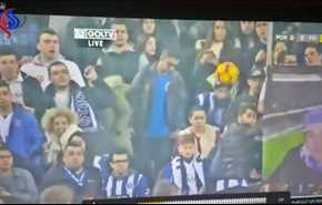 فيديو... تسديدة طائشة تصيب رأس فتاة بالمدرجات!